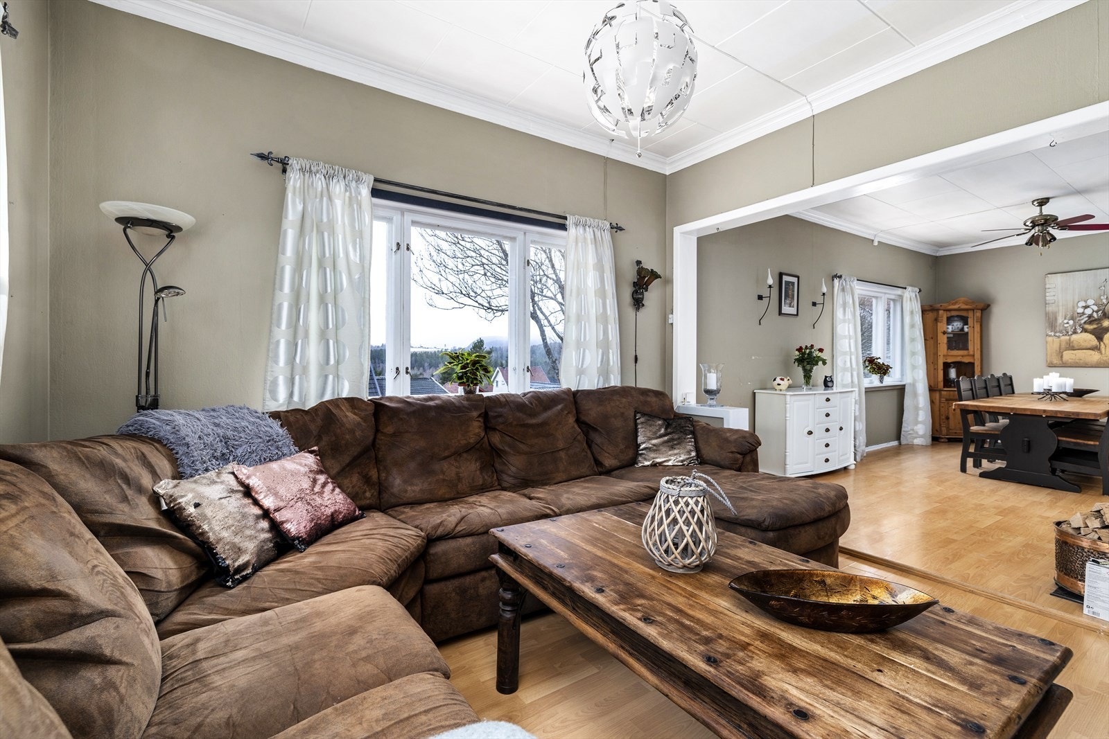 Romslig stue med god plass til møblement. Galleribilde