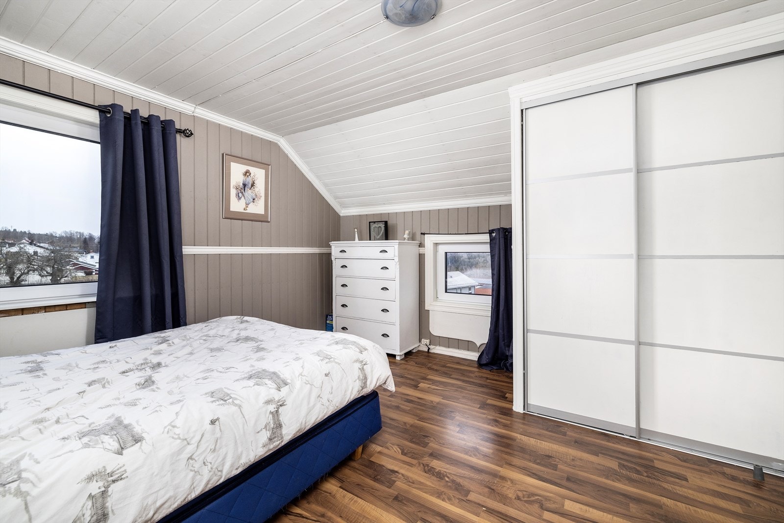 Hovedsoverom med skyvedørsgarderobe. Galleribilde