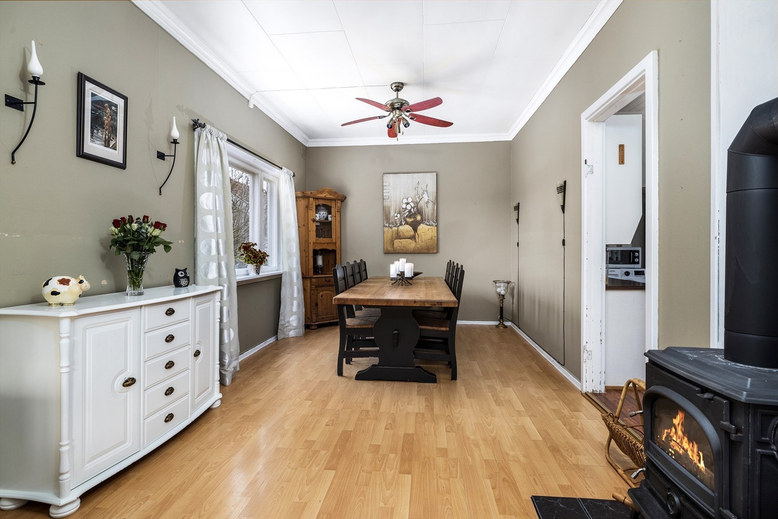 God takhøyde gir en god romfølelse i stue og spisestue! Galleribilde