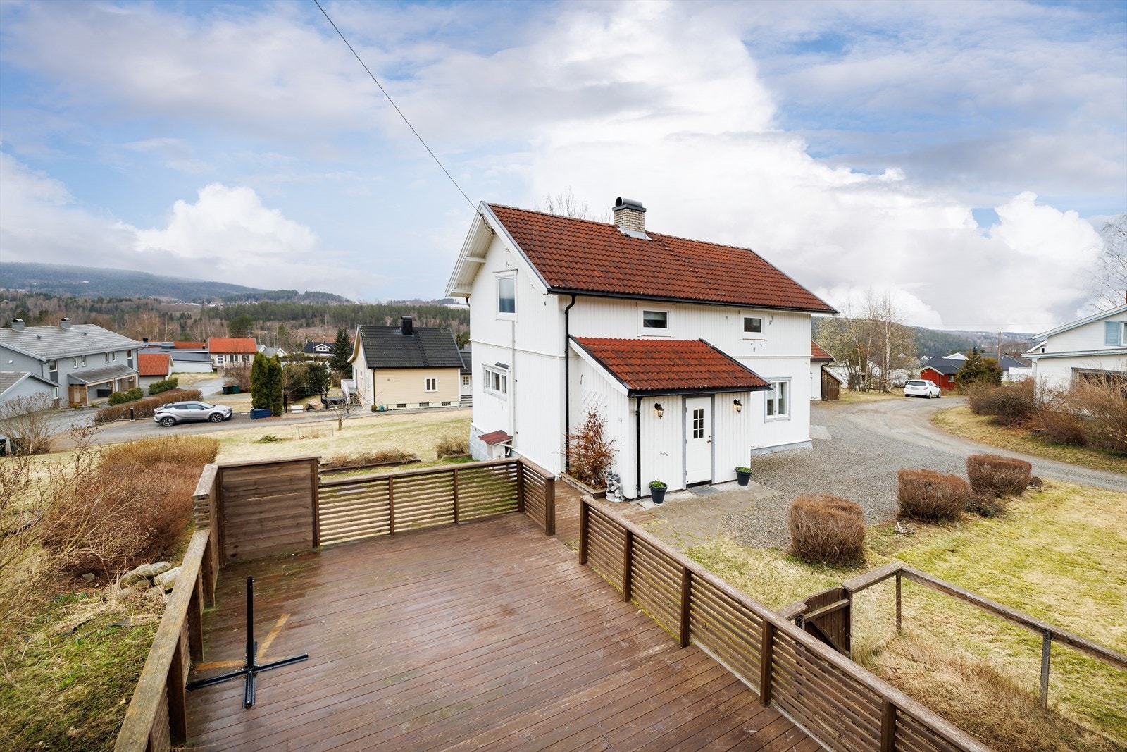 Stor uteplass i trevirke ovenfor boligen. Her kan solen nytes til sene kvelden! Galleribilde