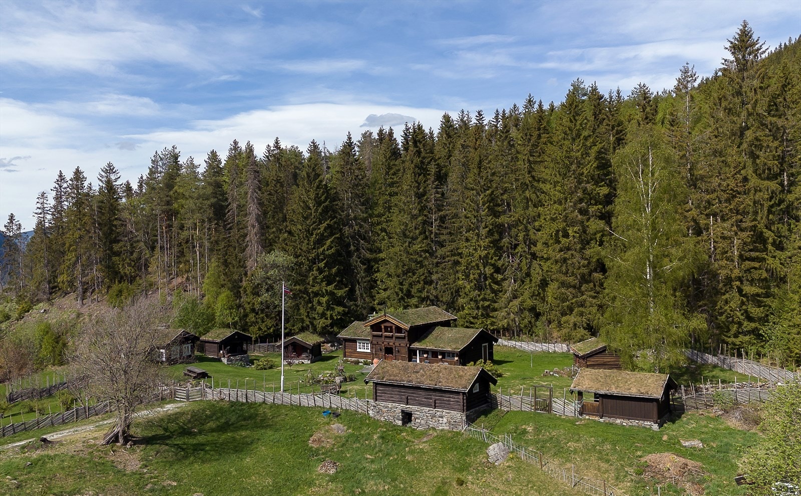 Eiendommen har en skjermet og fin beliggenhet hvor man fort finner ro i sjelen. Galleribilde