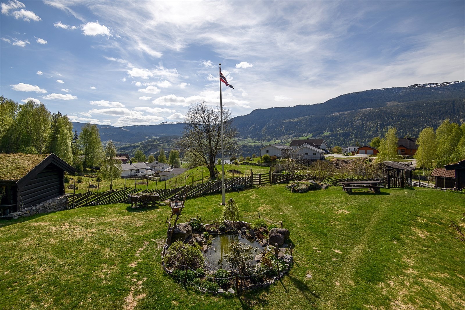 Det er opparbeidet en liten dam på tunet med egen brønn for vanning av busker og planter. Galleribilde
