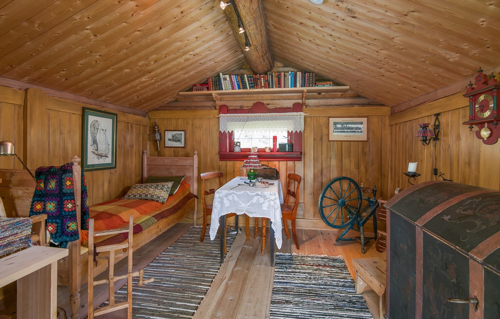 Vevstugu har innlagt strøm og kan fint benyttes som overnattingsplass Galleribilde