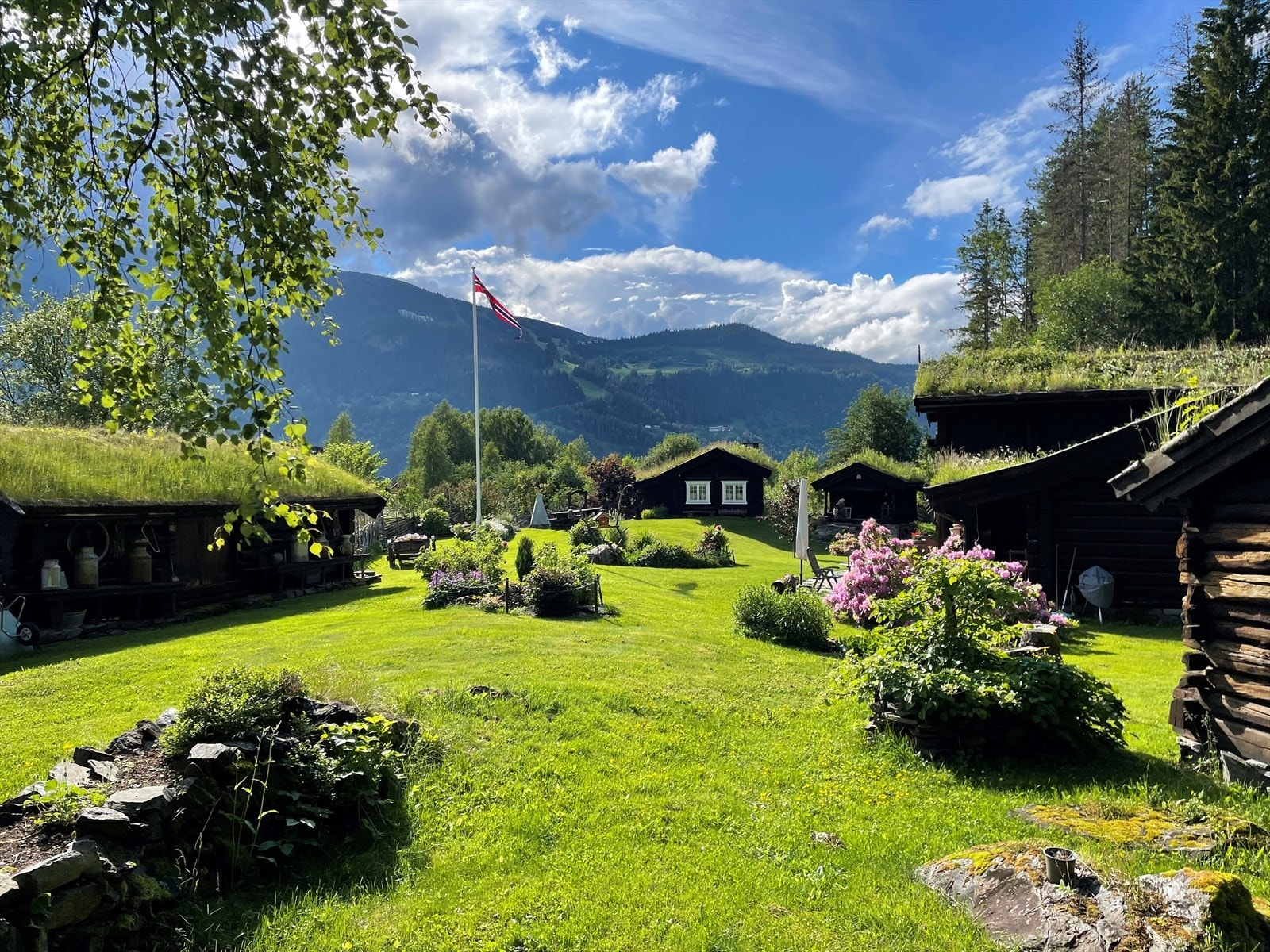 Sommer i Øvre Lindalen ! Eiendommen har adresse Furubakken 6 og ligger i utkanten av et etablert boligfelt med gangavstand til Fåvang sentrum ! Tomten er meget flott opparbeidet med plen og beplantning. Galleribilde
