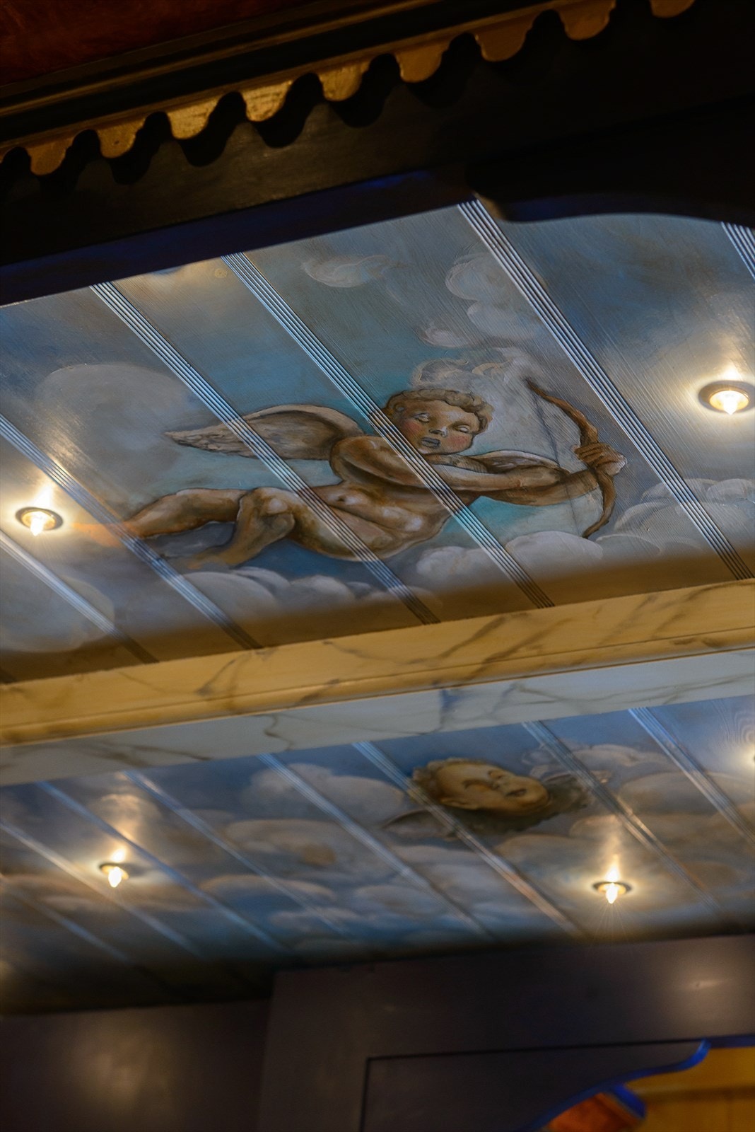 Flott maleri i himlingen over sengen Galleribilde