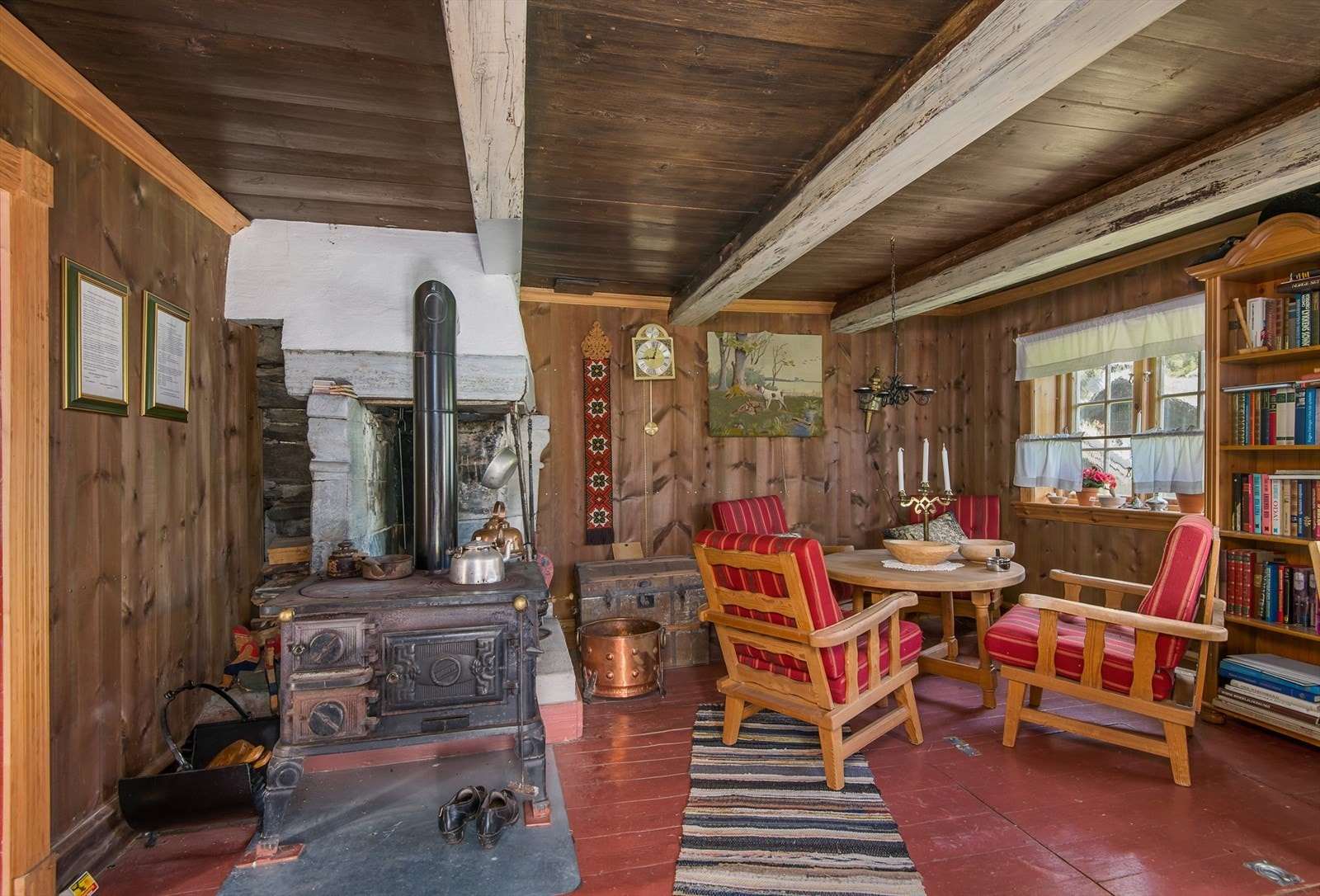 Trivelig stue i den opprinnelige husmannsplassen. Galleribilde
