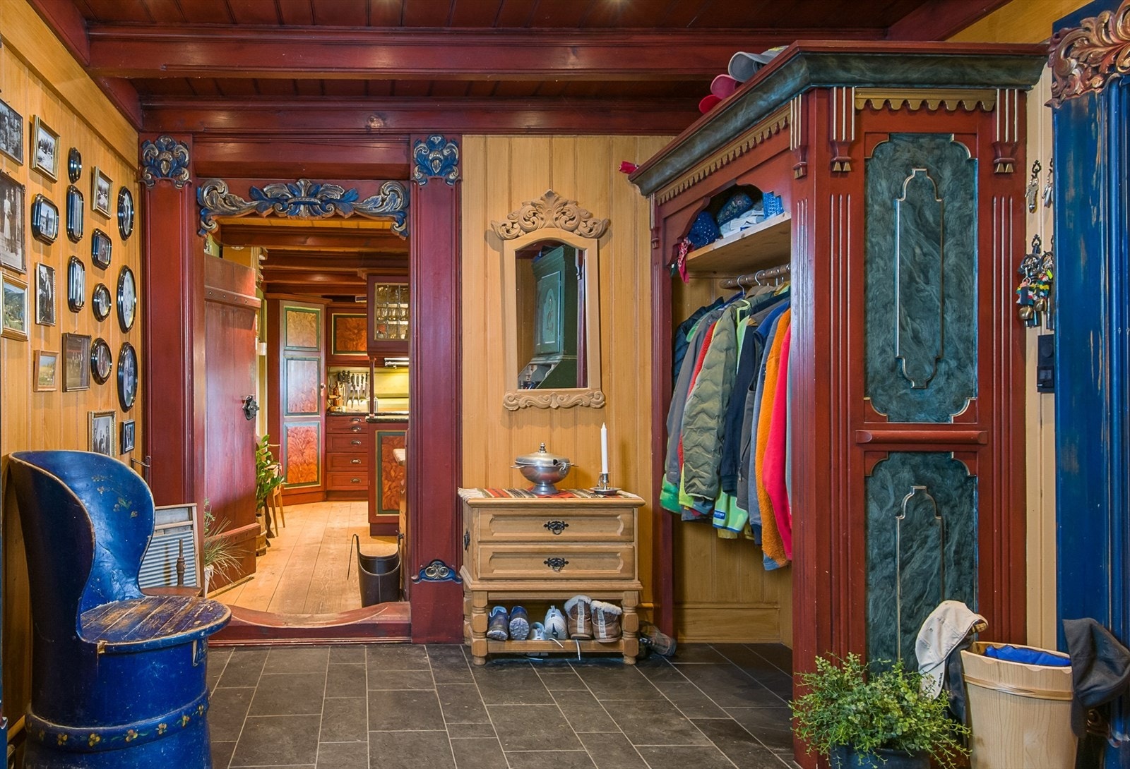 Romslig gang med god plass til å henge av seg. Galleribilde