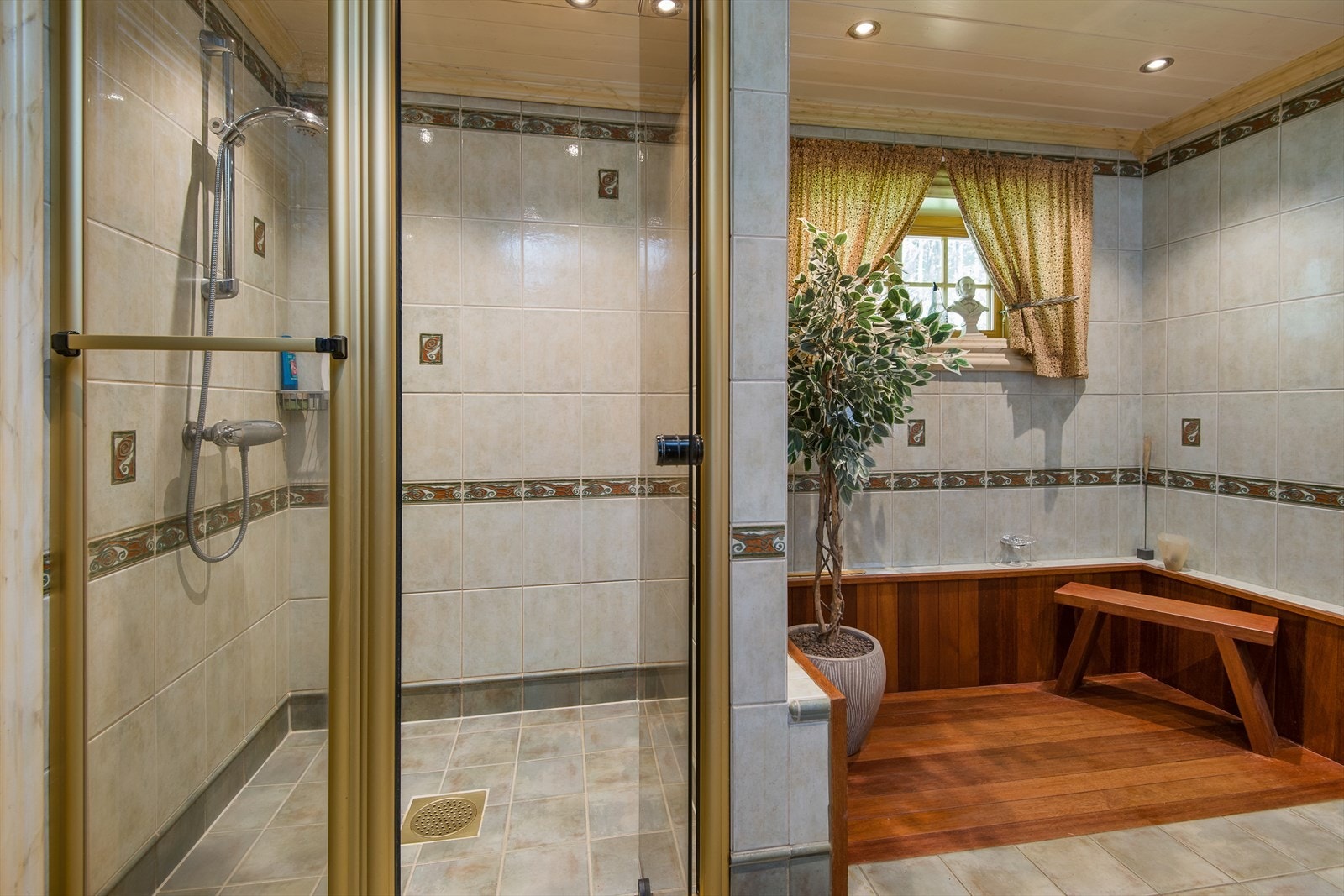 Romslig dusjnisje på bad. Galleribilde