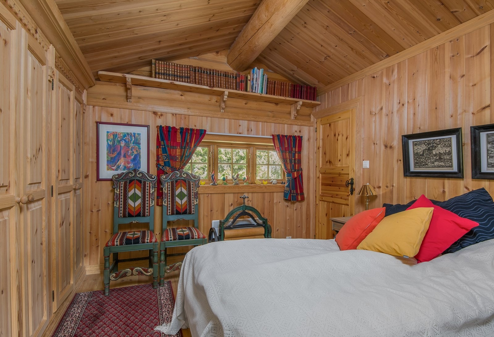 Soverom i 2.etg. på hovedhuset. Her er det plassbygget garderobeskap samt en bod innenfor Galleribilde