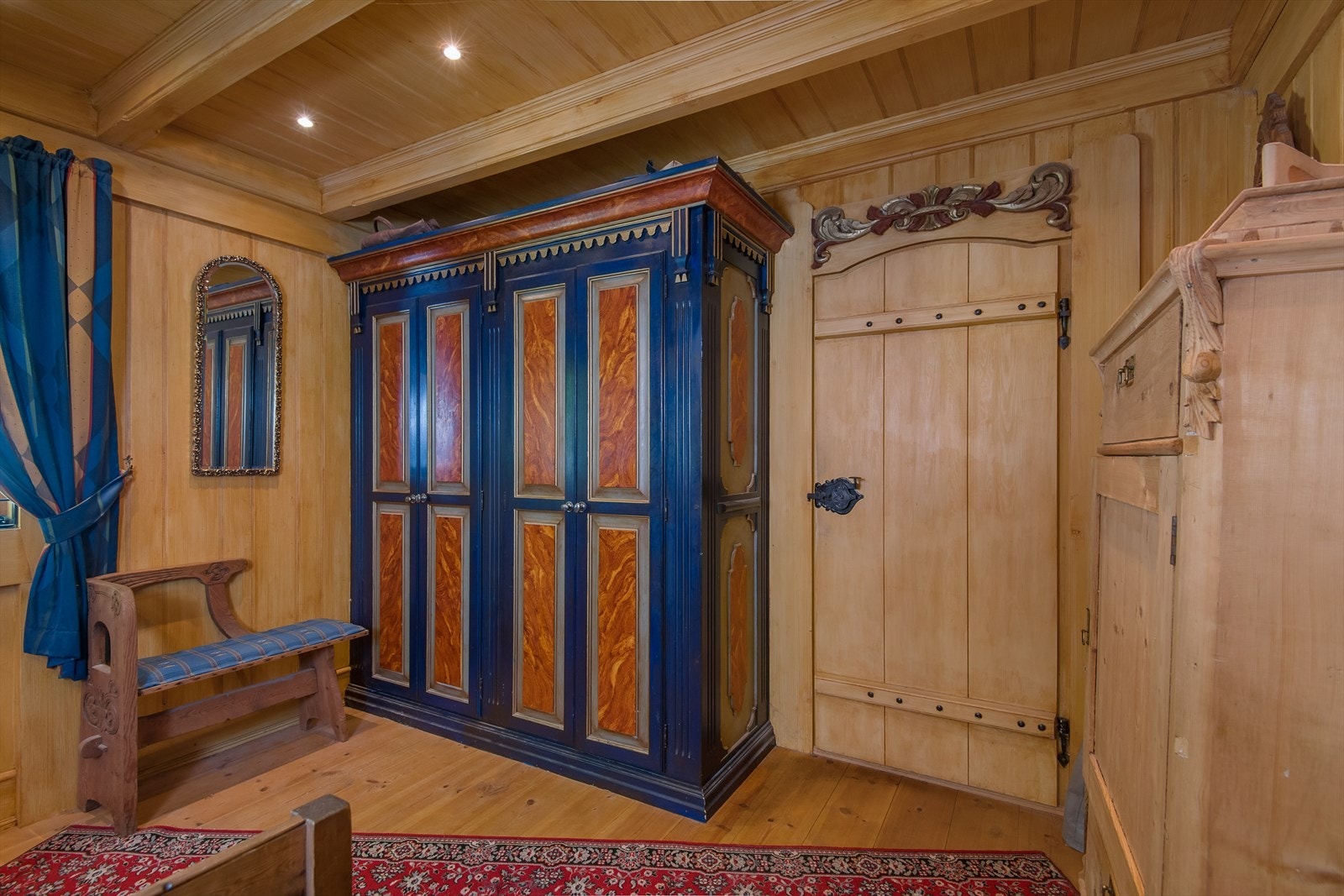 Garderobeskap på hovedsoverommet i 1. etg . Galleribilde