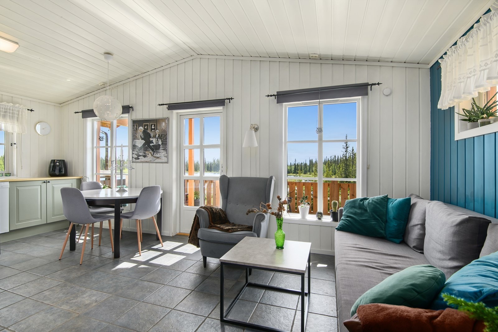 Lys og trivelig stue med åpen løsning mellom stue og kjøkken. Galleribilde