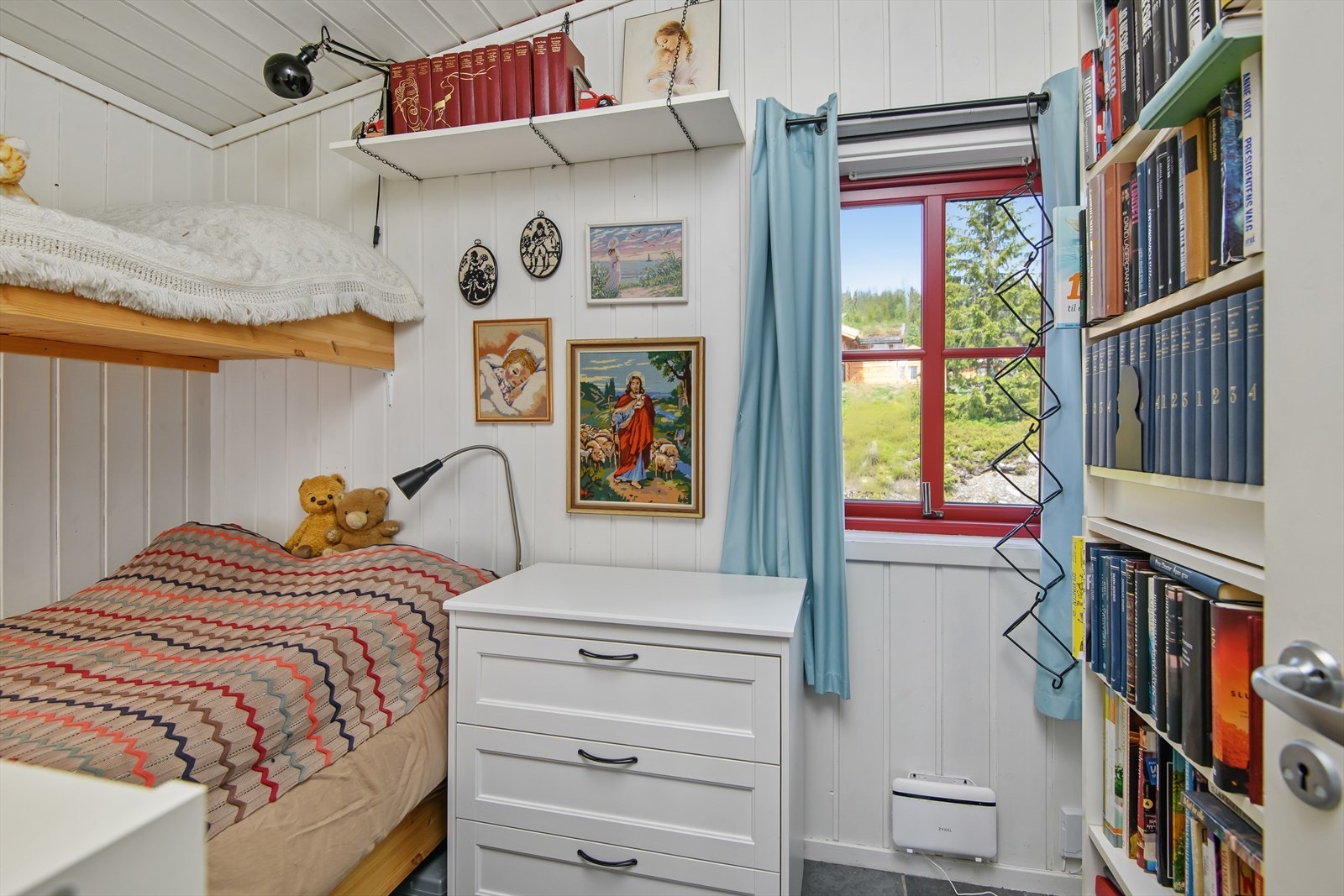 Soverom 2, innredet og med plass til oppbevaringsmøbler. Malt i samme lyse farger som oppholdsrommet. Galleribilde