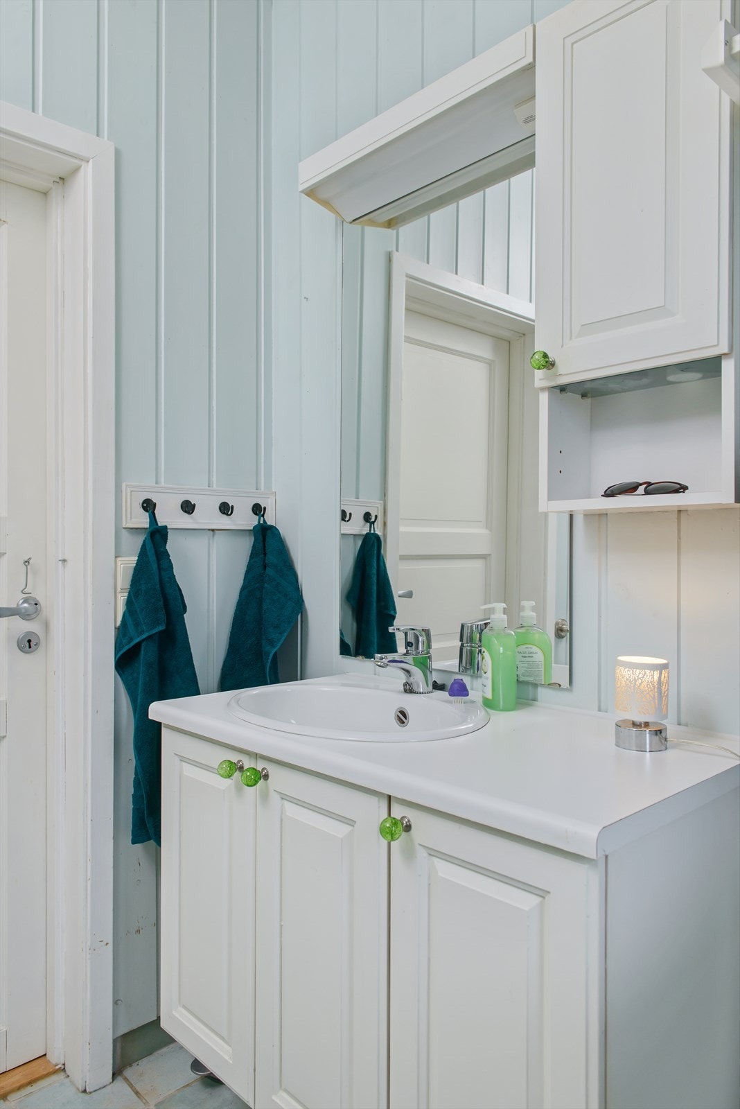 Baderomsinnredningen har skap for oppbevaring. Galleribilde