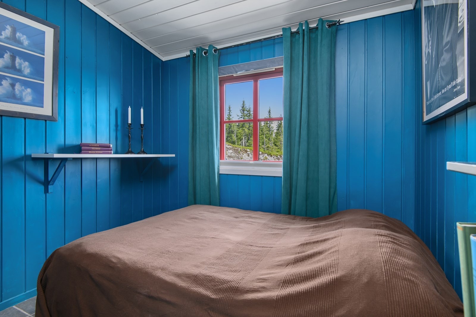 Soverom med god plass til dobbeltseng er malt i blått. Galleribilde