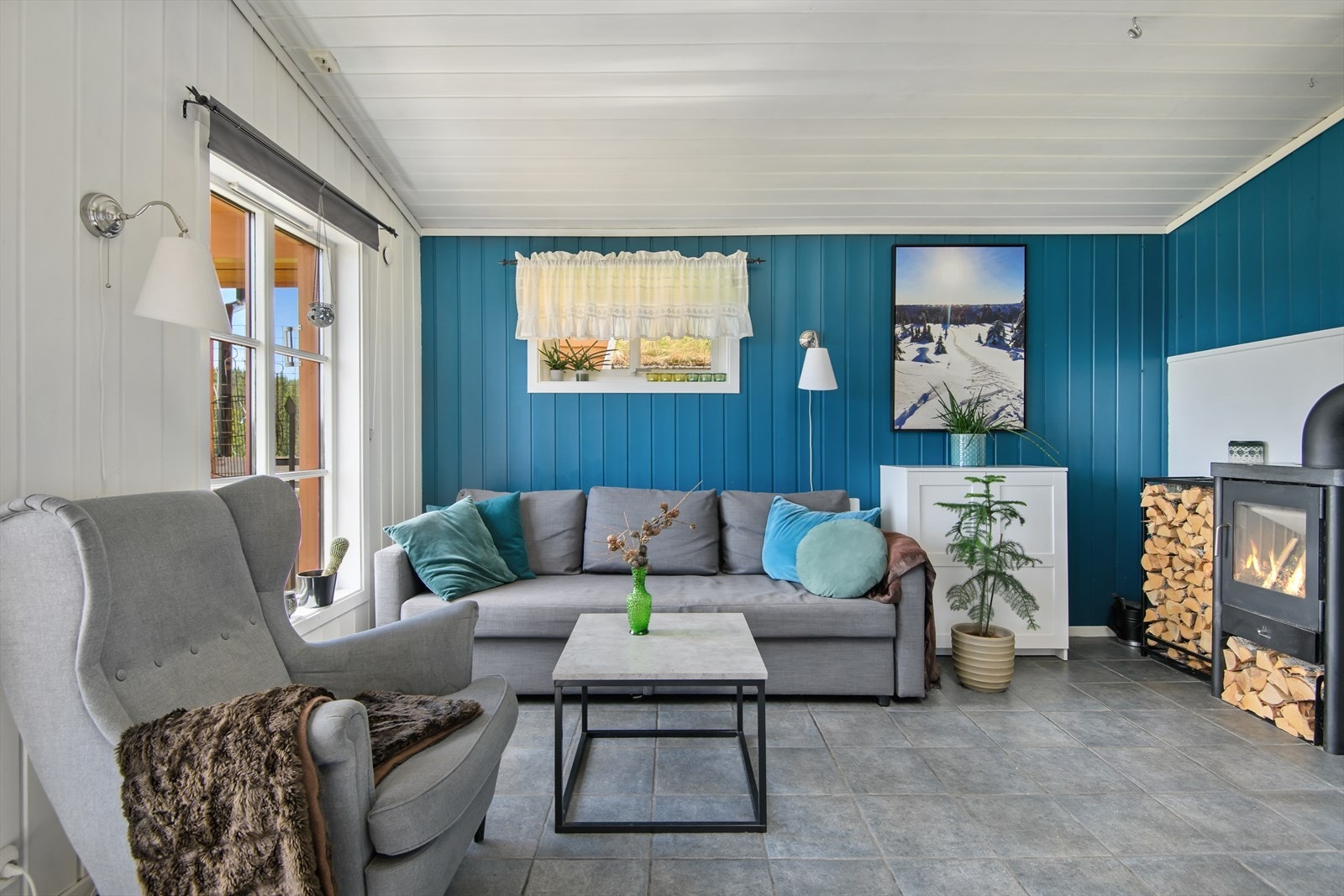 Som en fin kontrast er deler av stua malt i en blåtone. Galleribilde