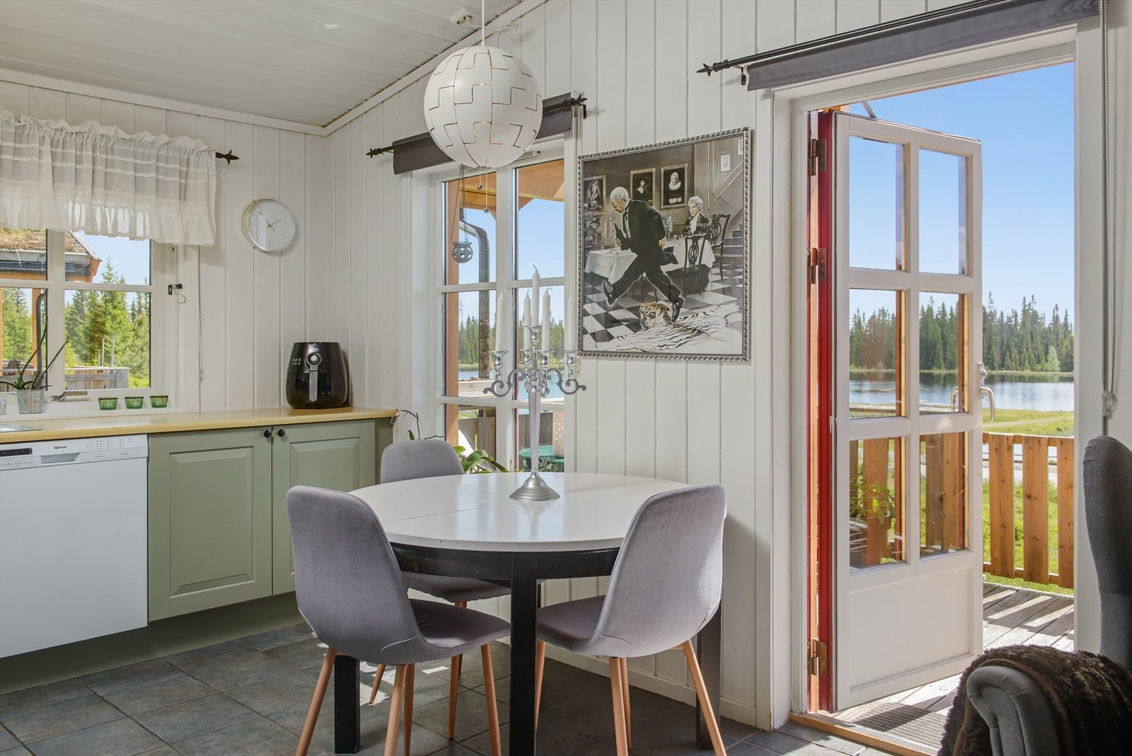 Hyggelig å spiseplass ed kjøkkenet. Dør ut til delvis overbygget og solrik terrasse. Galleribilde