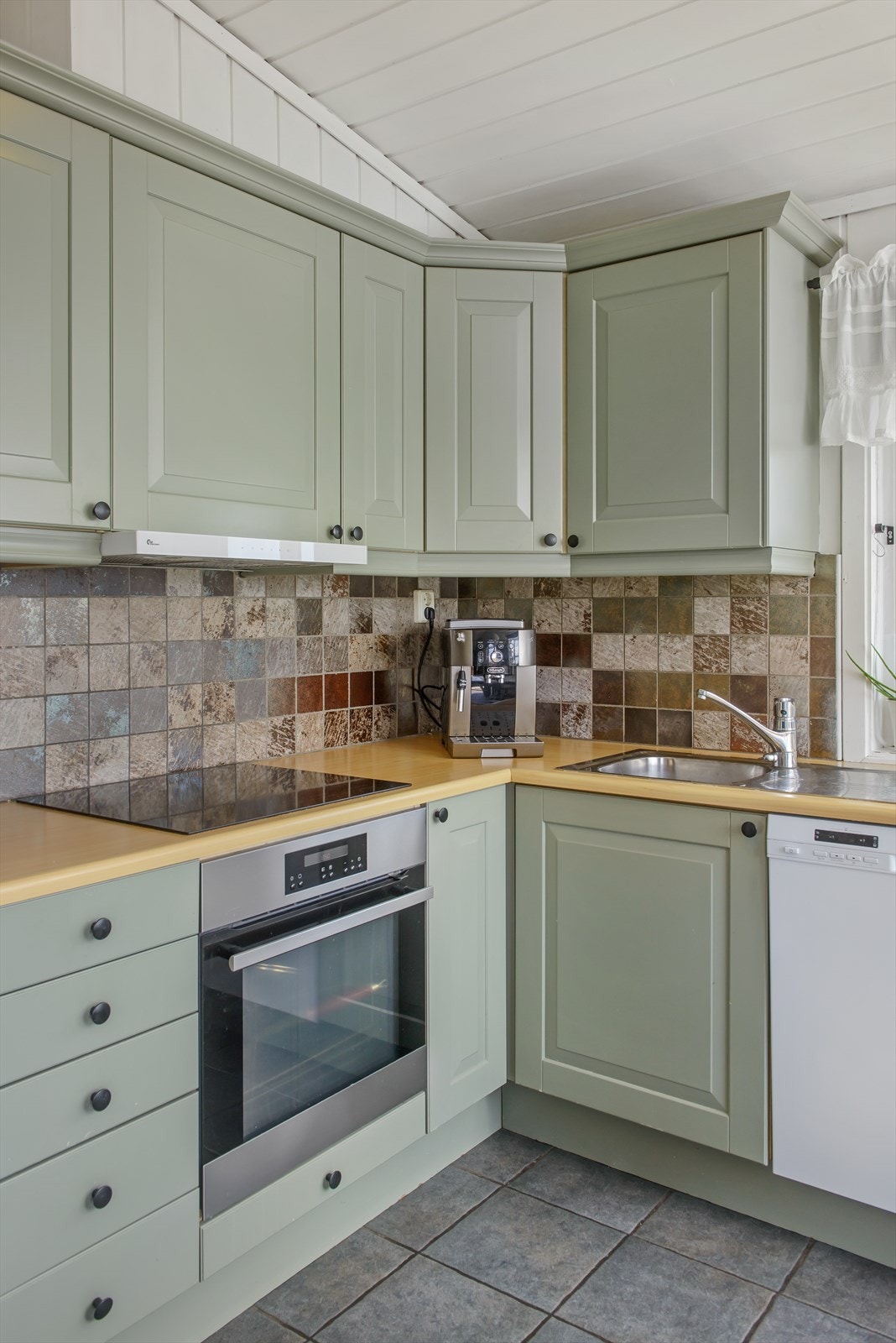 Integrert komfyr. Plass til oppvaskmaskin og kjøleskap. Galleribilde