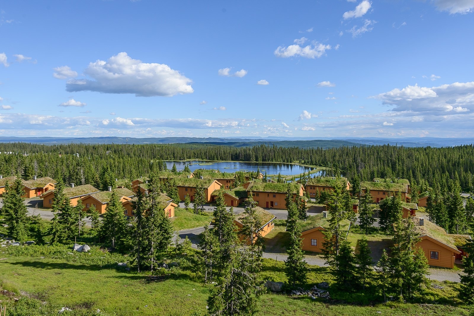 Et oversiktsbilde over Natrudstilen borettslag. Fine grøntområder rundt hyttefeltet. Rett i nærheten finnes både skiløyper, alpinbakke, skiskytteranlegg, rulleskianlegg m.m. Galleribilde