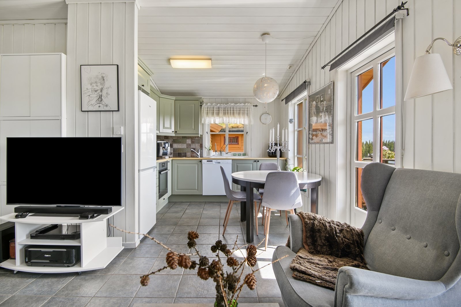 De lyse veggene sår fint til de grå flisene på gulvet. Galleribilde