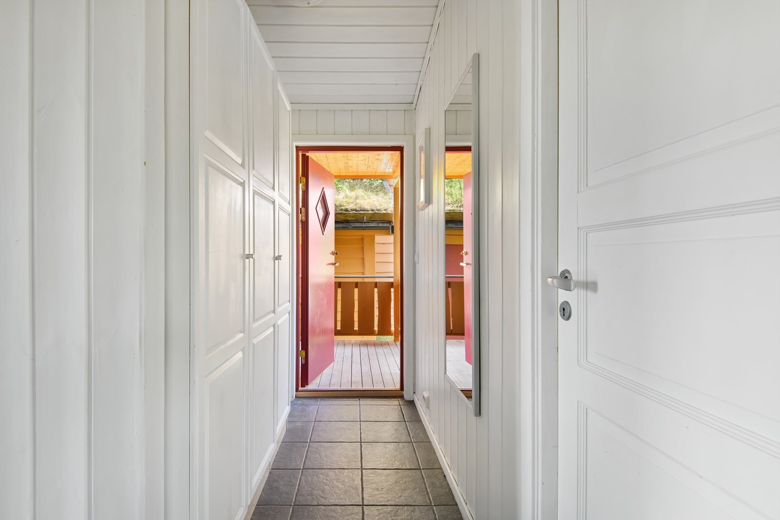 I gangen er det praktiske garderobeskap for oppbevaring av yttertøy og utstyr. Galleribilde