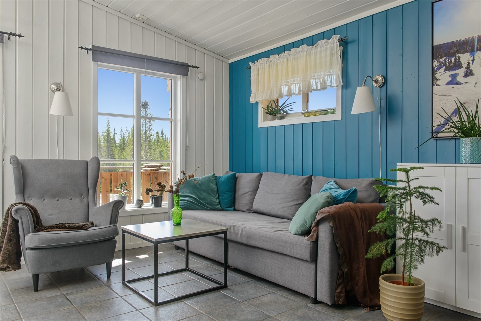 Hyggelig sofakrok foran vinduet. Her kan du nyte den fine utsikten mot Eftastjerne også innenfra. Galleribilde