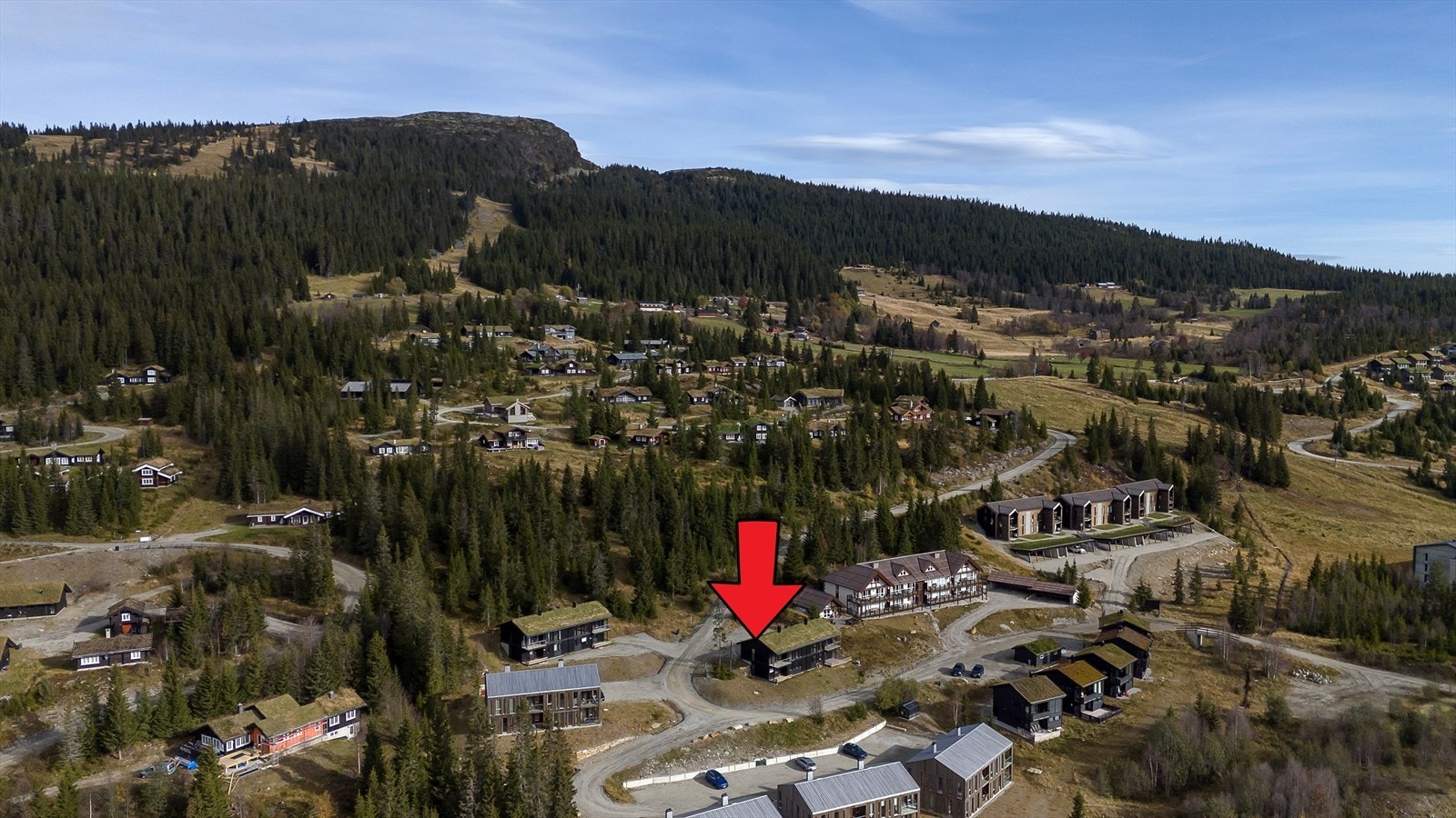 Leiligheten har en god intern plassering i området. Perfekt utgangspunkt for en aktiv familie, der det meste av servicefasiliteter er i kort avstand. Galleribilde