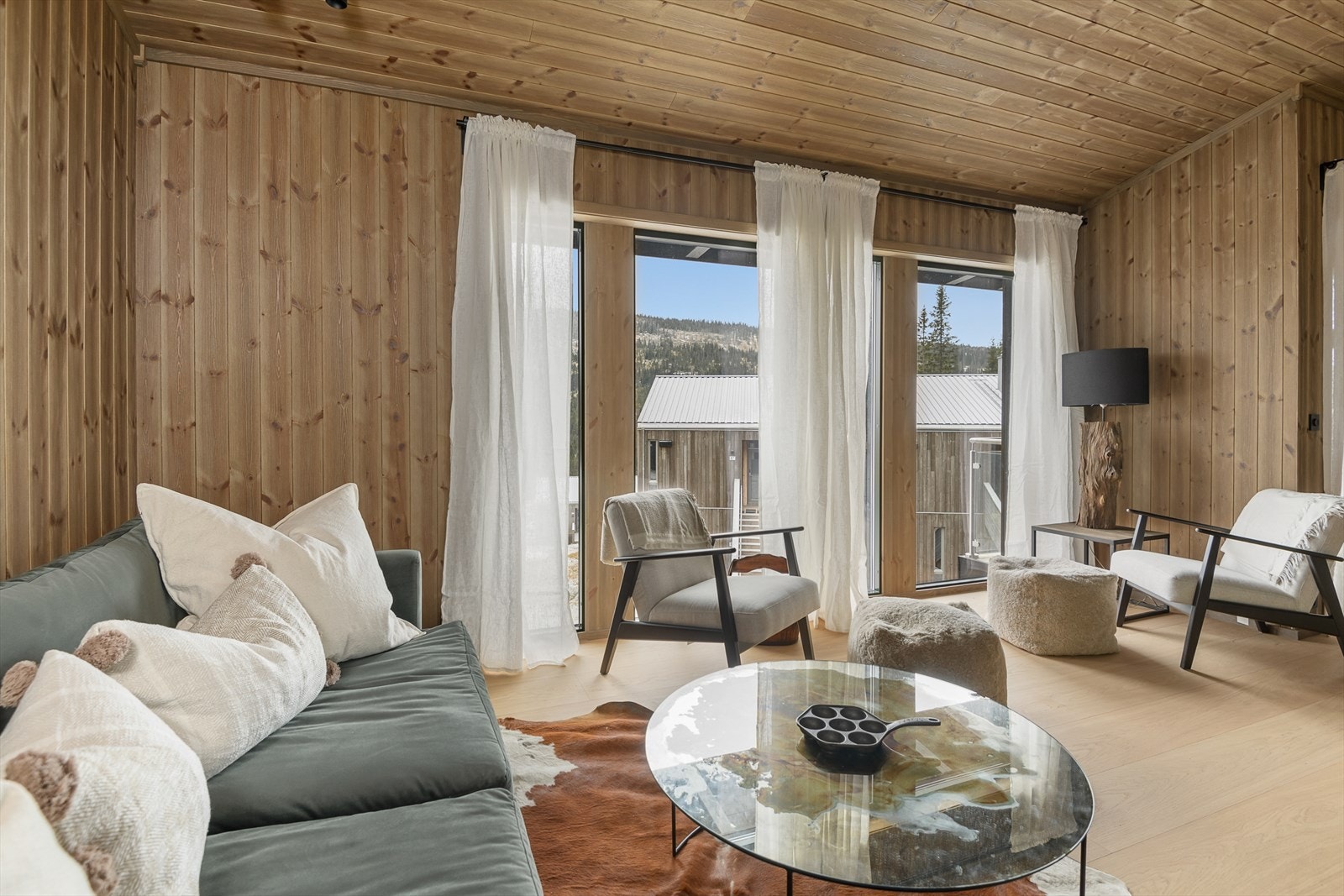 Det er fin plass til å møblere med sofa og andre sittemøbler i stua. Galleribilde