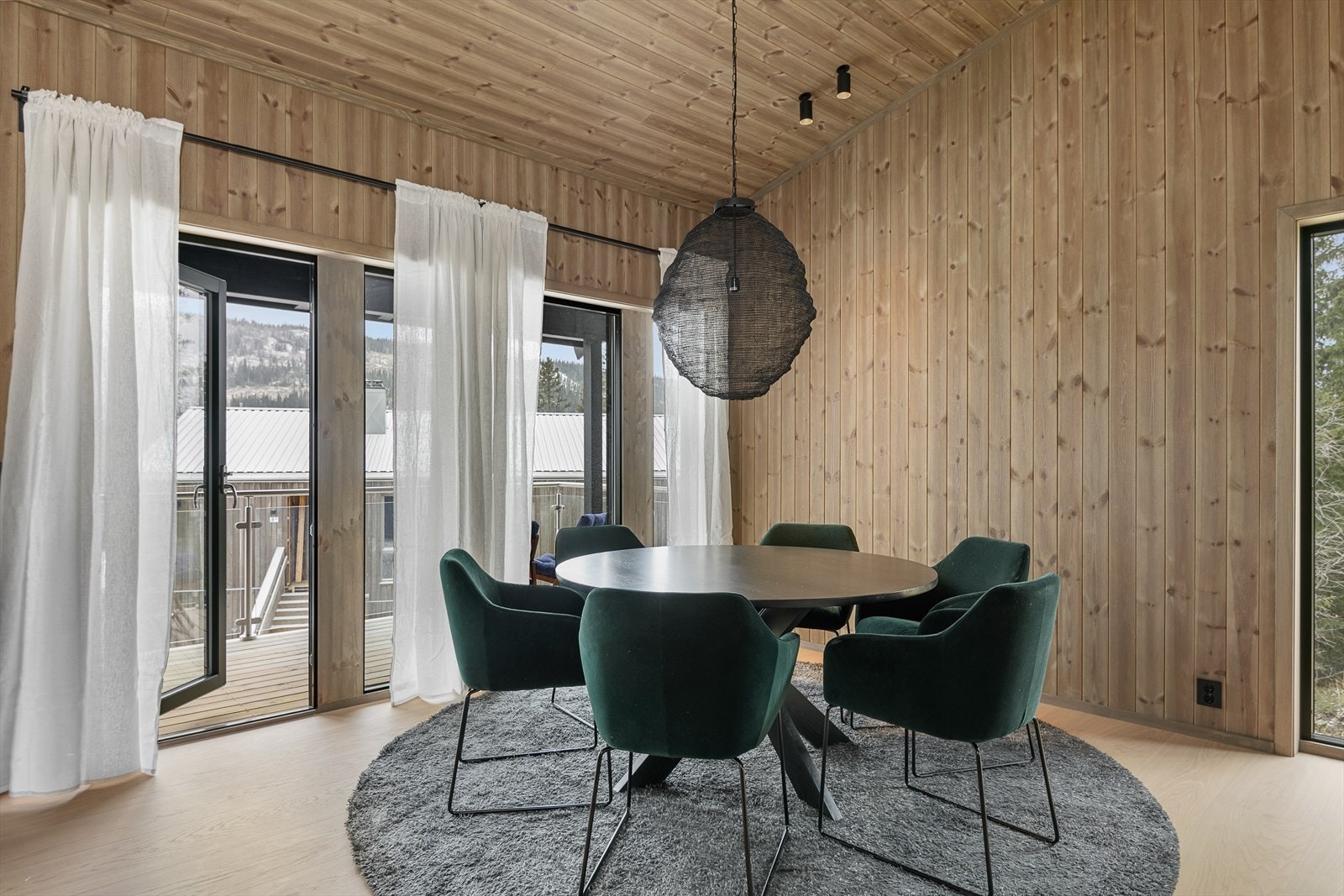 Fra spisestua er det dør ut til balkong. Raus takhøyde gir god romfølelse. Galleribilde