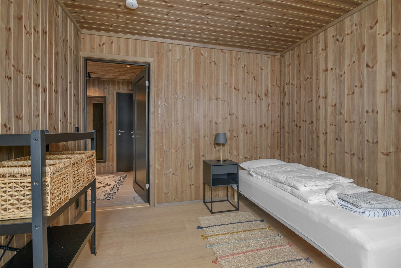 Soverom 2 i samme stil som de andre med panelte vegger og tak og parkett på gulv. Galleribilde