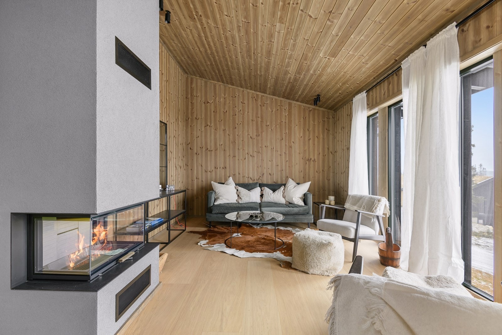 Det er gjennomgående god standard og en gjennomført og helhetlig stil i leiligheten. En moderne peis gir god varme og skaper den rette stemningen. Galleribilde