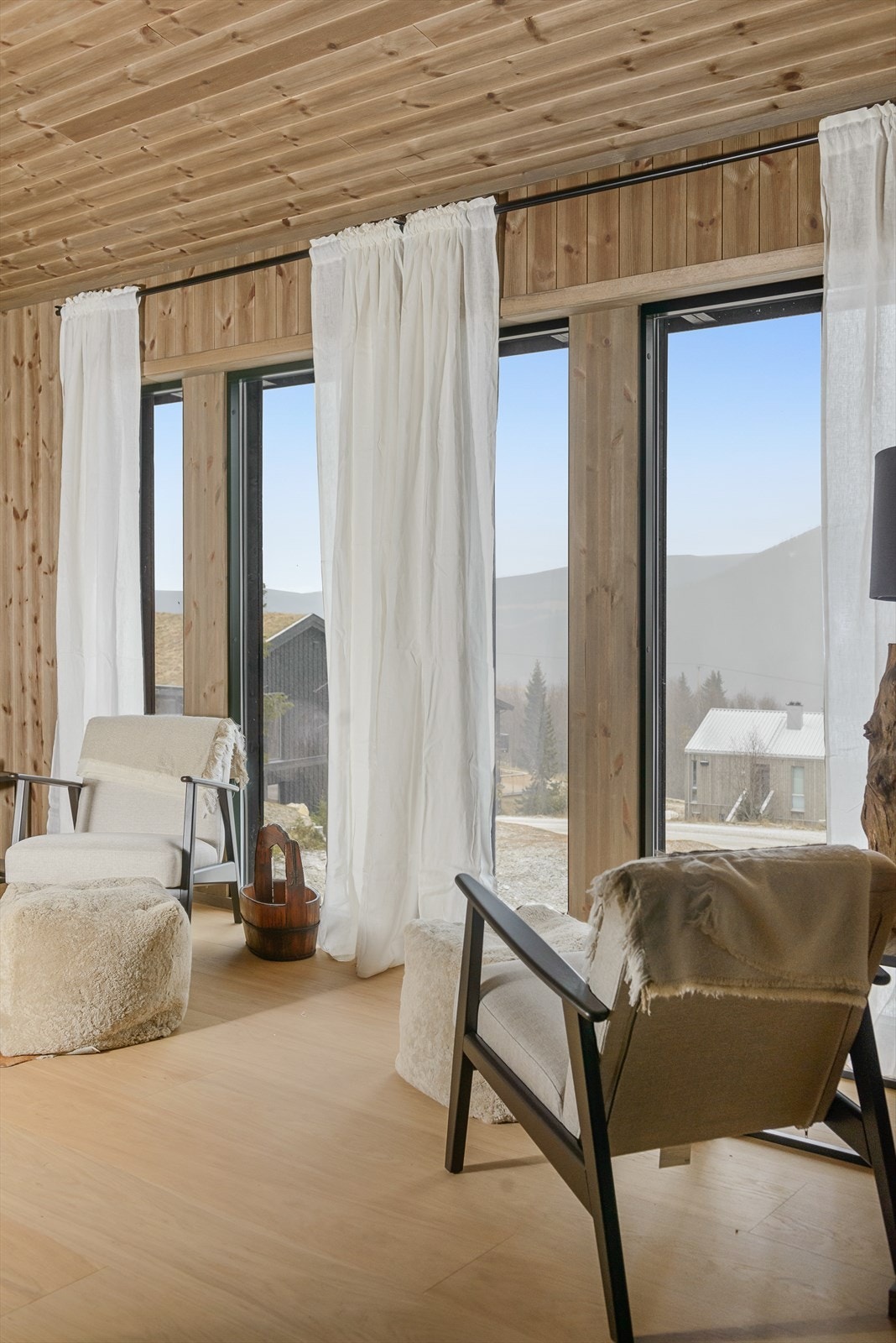 Store vindusflater slipper inn rikelig med lys i leiligheten. Galleribilde