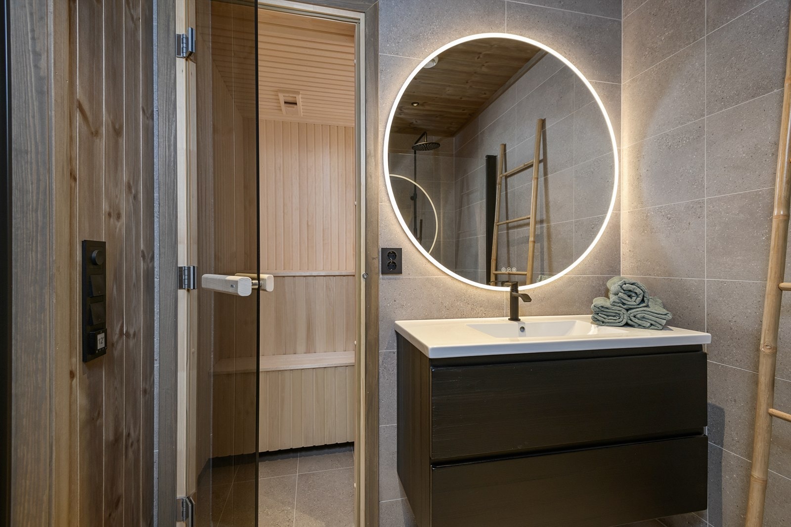 Fra hovedbadet er det direkte adkomst til badstue. Galleribilde