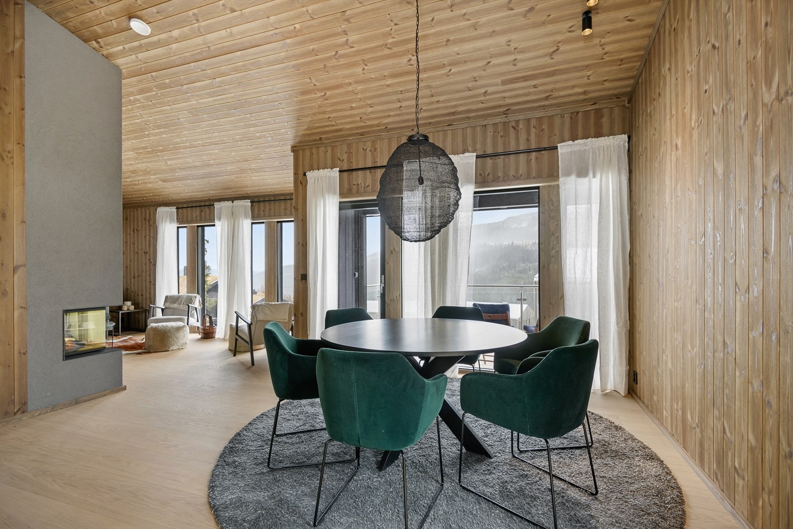 Stua går i en vinkel og har en delvis åpen løsning mot kjøkken. Det er fin kontakt mellom spisebordet og sofaen. Galleribilde