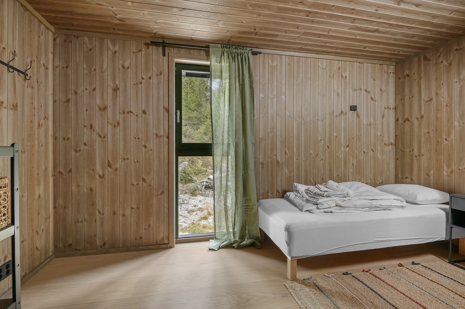 Soverom 1 med gjennomført og helhetlig stil. Plass til seng og garderobe/oppbevaringsmøbel. Galleribilde