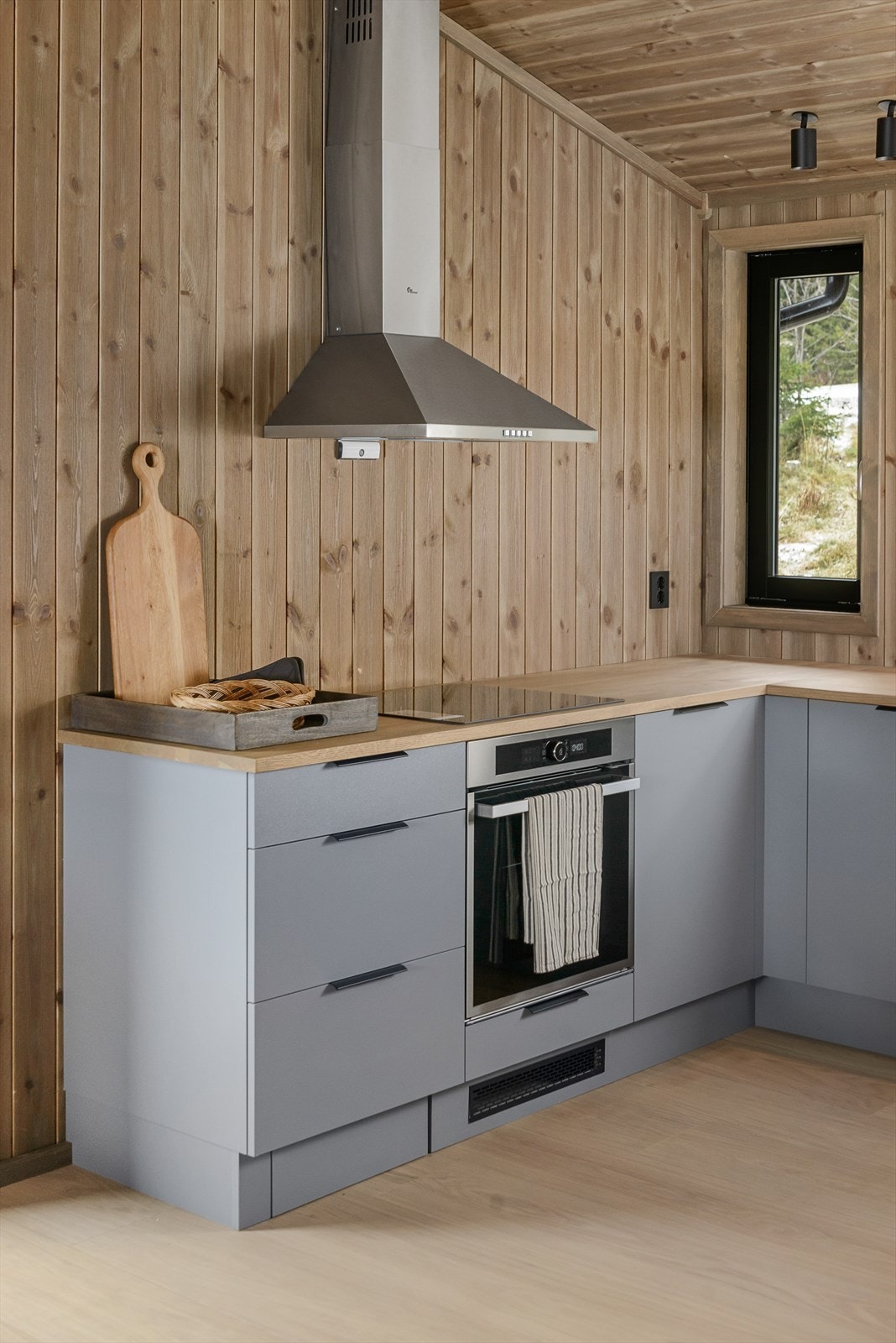 Integrerte hvitevarer i kjøkkeninnredningen. Avtrekk over komfyr. Galleribilde