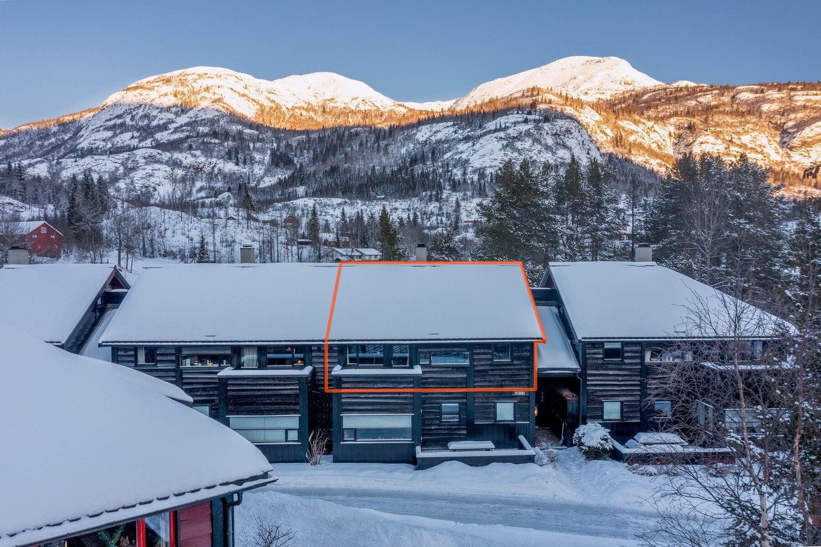 Velholdt fasade og lune omgivelser - her venter en gjennomtenkt og arealeffektiv leilighet med god planløsning og hyggelig atmosfære. Galleribilde