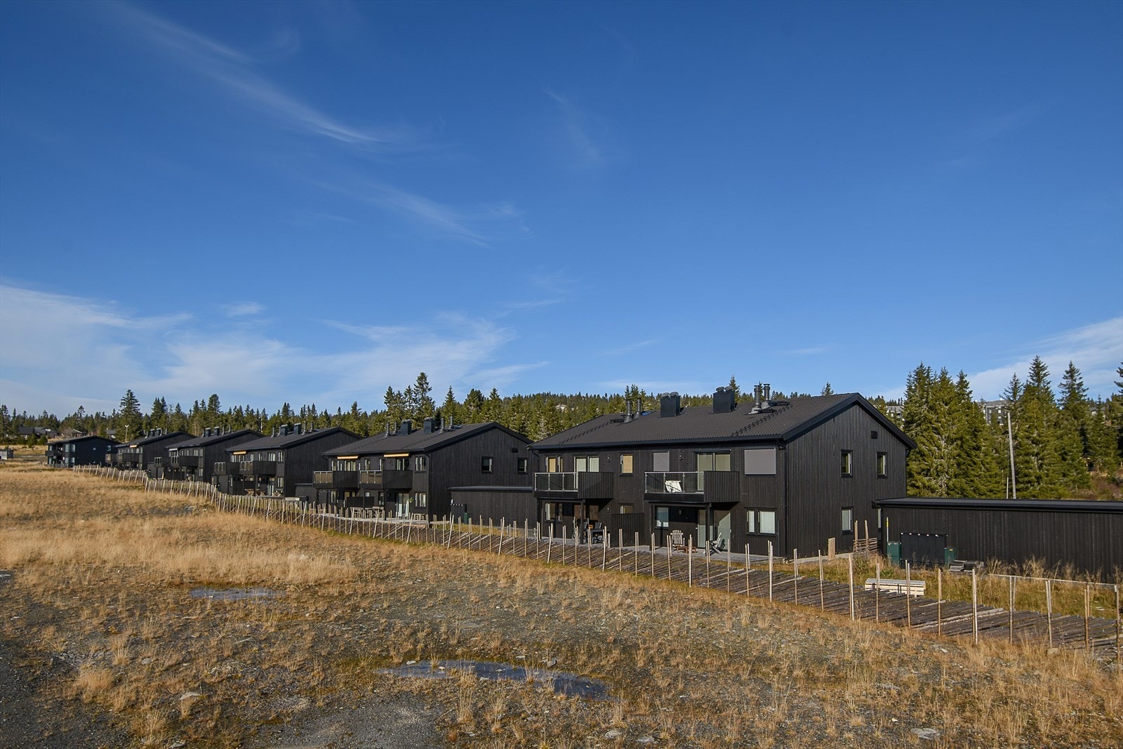 Her har du alt du trenger i kort og umiddelbar avstand. Oppkjørte skiløyper går rett forbi leiligheten. I tillegg byr sentrum av Sjusjøen på dagligvare, sportsbutikk, serveringssteder m.m. Galleribilde