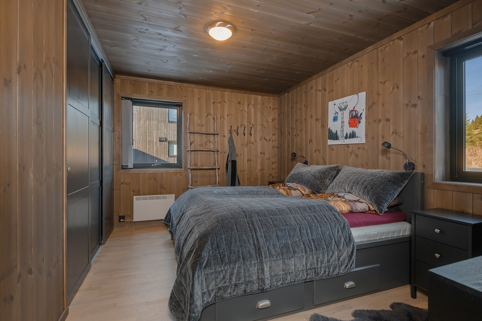 Hovedsoverommet er innredet med dobbeltseng og stor skyvedørsgarderobe. Galleribilde