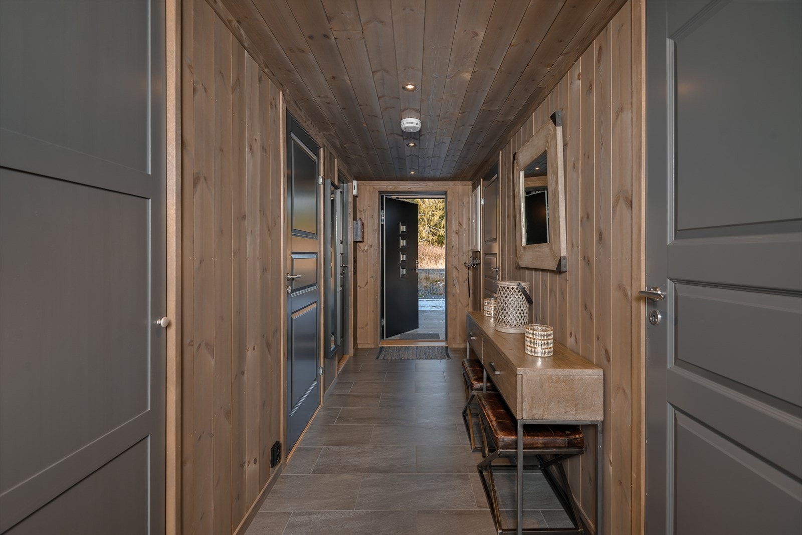 Flislagt gang som gir adkomst til 2 av soverommene, badet og wc/bod. Galleribilde