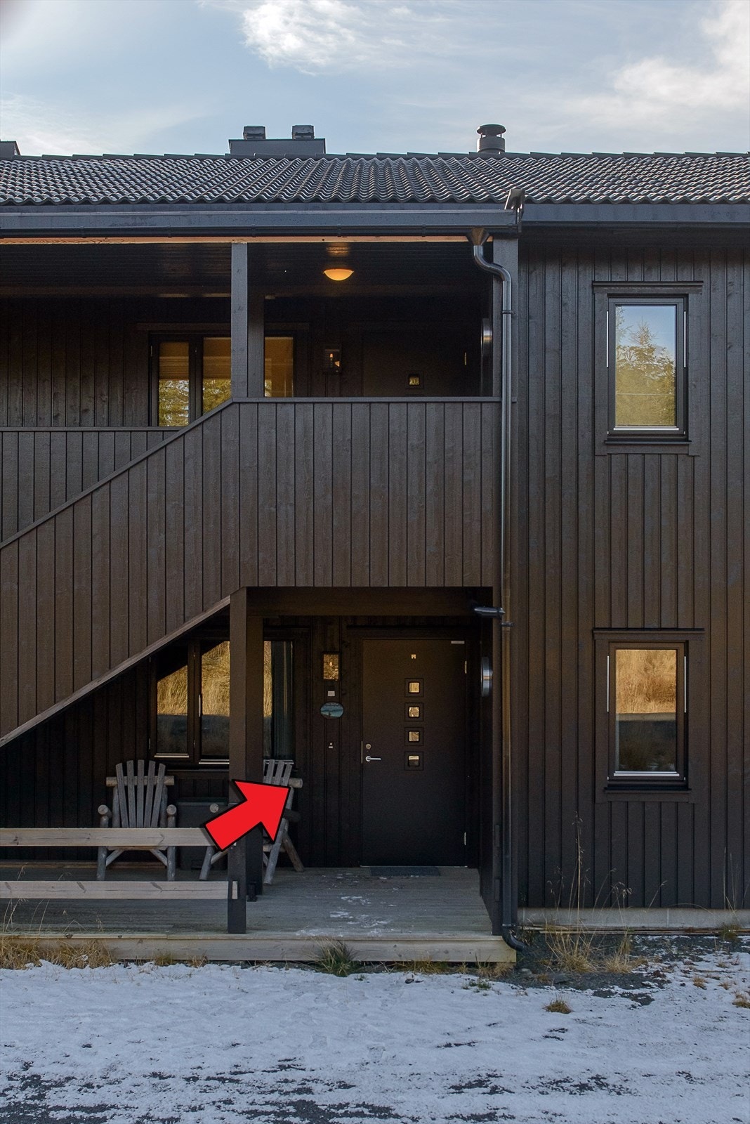 Leiligheten har overbygget inngangsparti, med trinnfri adkomst. Felles trapp opp i fronten til leilighetene i 2. etasje. Galleribilde