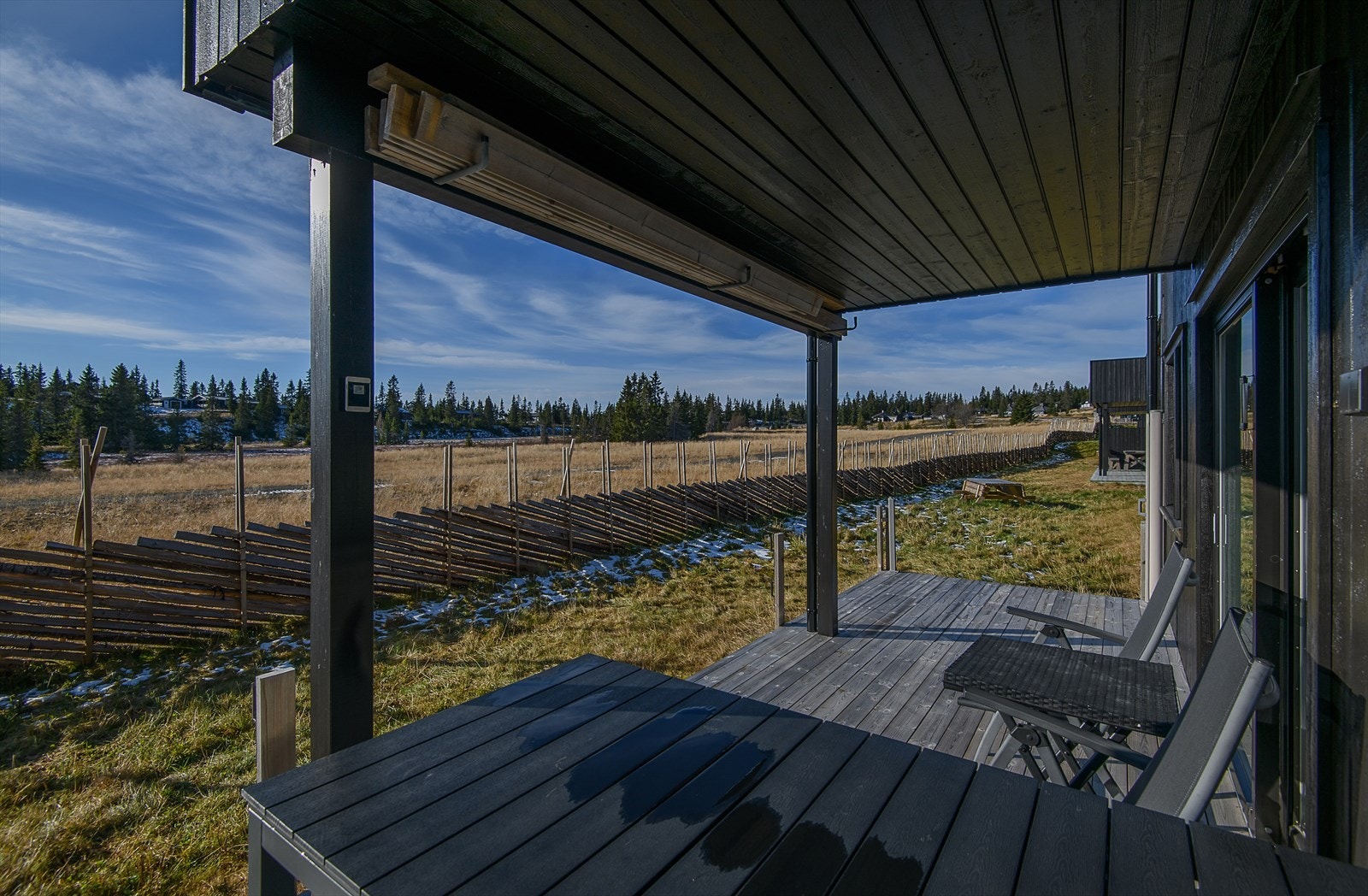 Delvis overbygget platting med utgang fra stua. Et fint sted å slappe av etter en dag på tur. Galleribilde