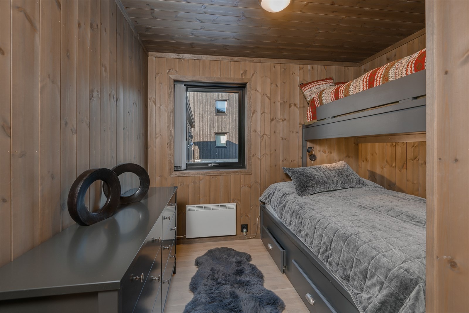 Soverom 2 er innredet med køyeseng som har skuffer for oppbevaring. Plass til kommode i tillegg. Galleribilde