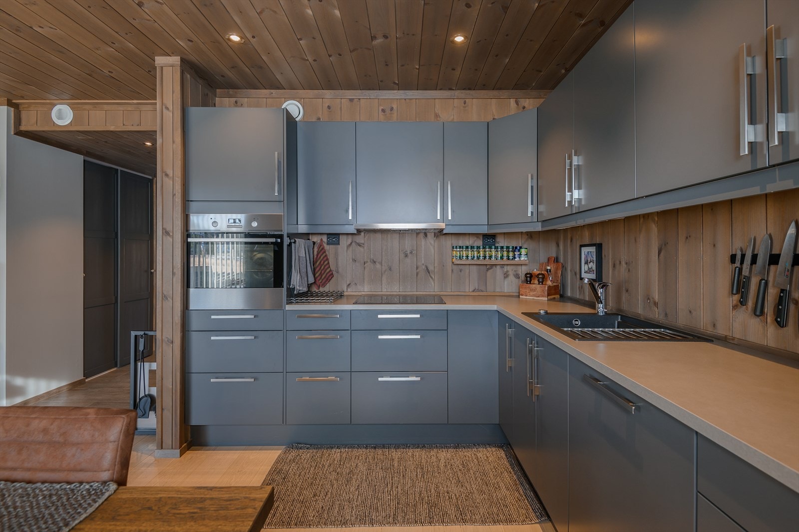 Over-og underskap samt skuffer for god oppbevaring. Galleribilde