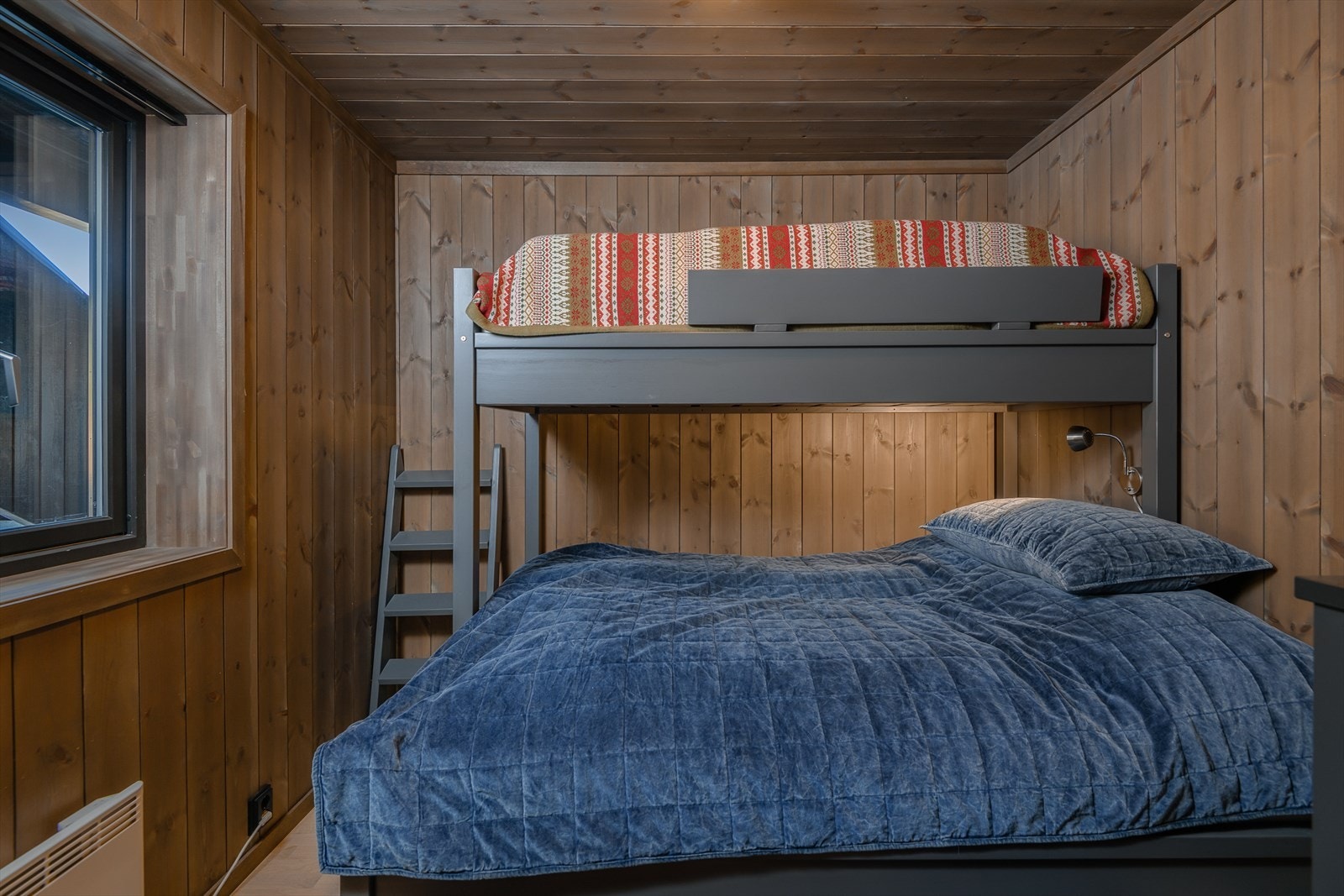 Soverom 2 har adkomst fra stua. Rommet er innredet med familiekøye. Galleribilde