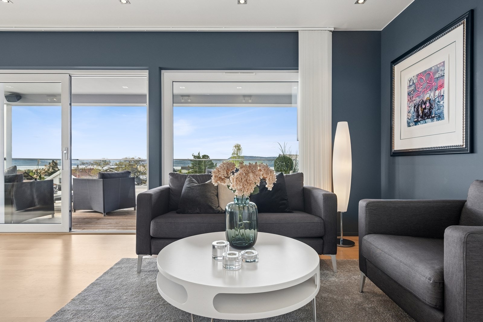 Store vindusflater gir deg rikelig med dagslys og en flott utsikt. Galleribilde