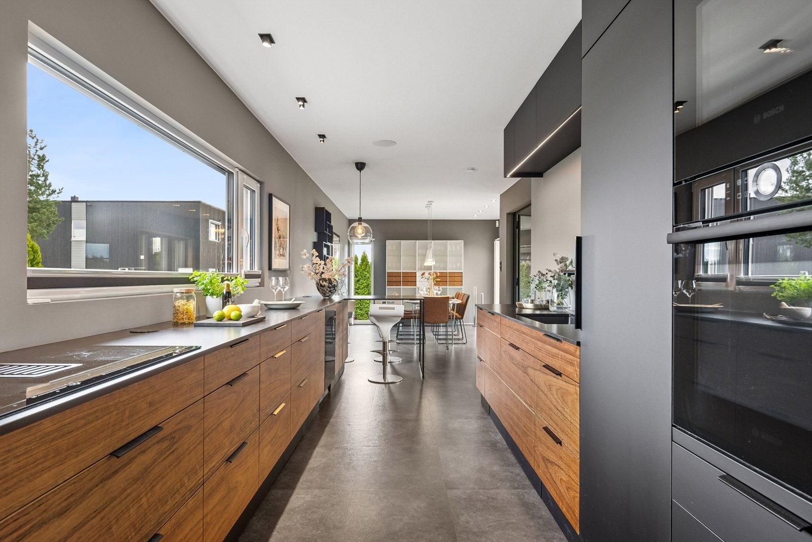 Et lekkert og velutstyrt kjøkken med bla. platetopp med avtrekk, 2 stekeovner, kjøleskap, 2 stk fryseskap og oppvaskmaskin. Galleribilde