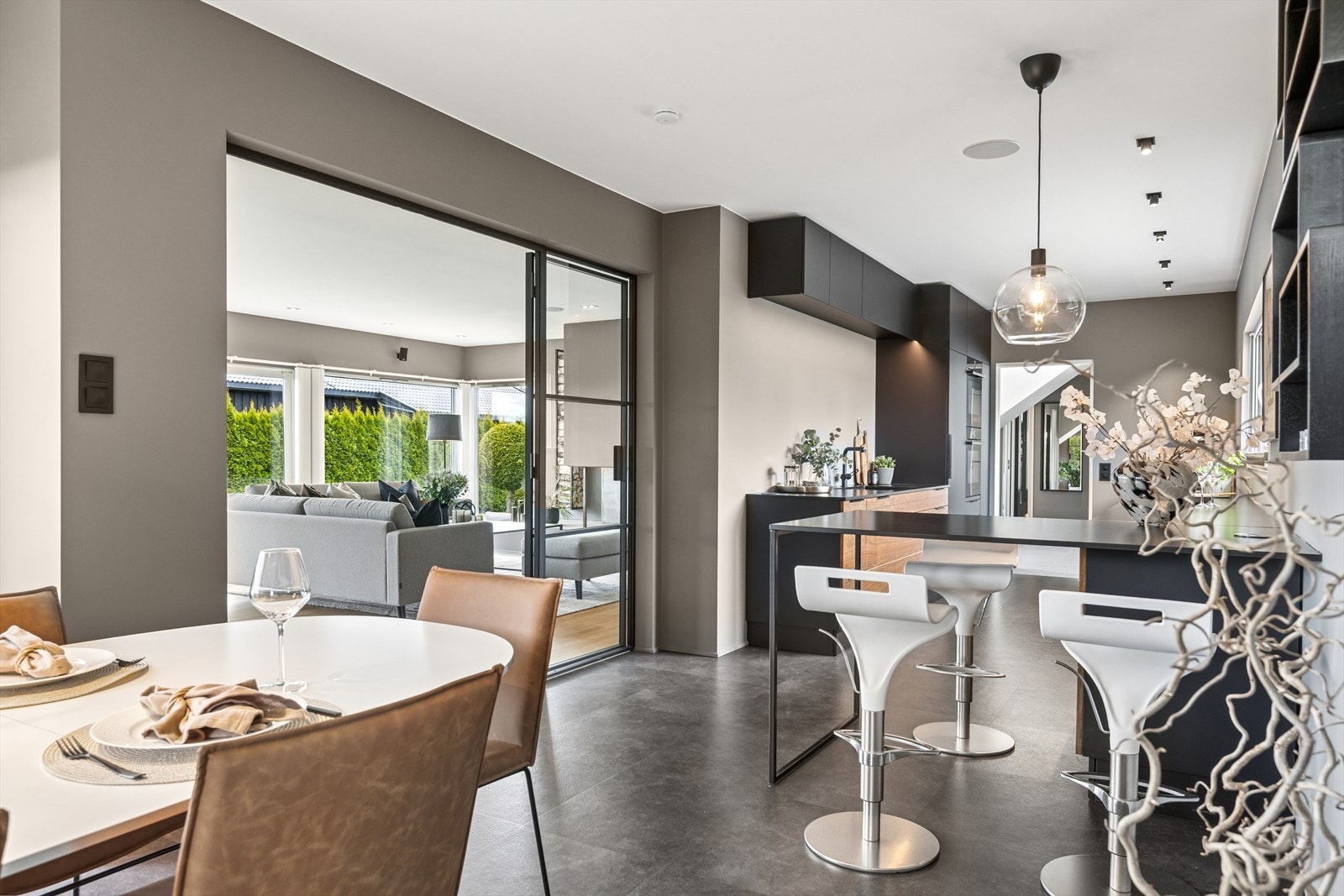 Spisestuedelen har en åpen løsning mot kjøkkenet. Galleribilde