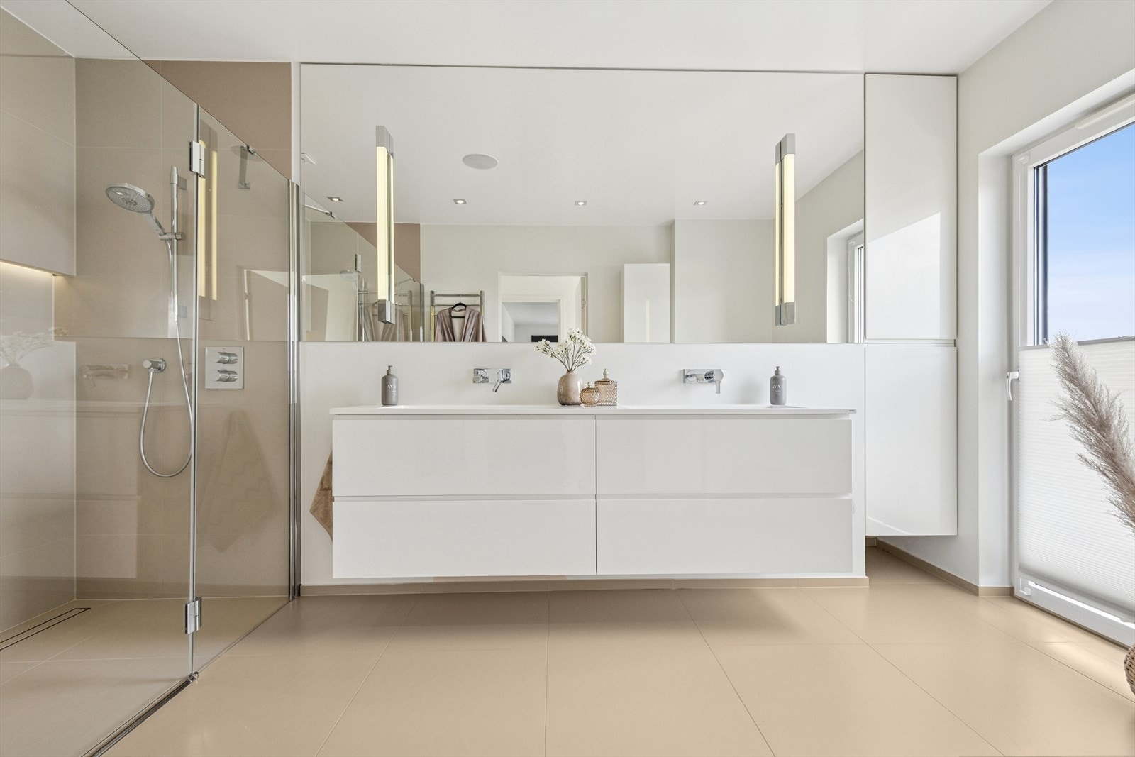 Stort og delikat baderom med flislagt gulv og vannbåren gulvvarme, i boligens andre etasje Galleribilde