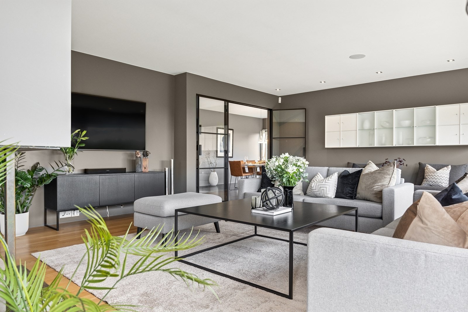 Stuen er det naturlige samlingspunktet, og her har du plass til å møblere i flere soner. Galleribilde