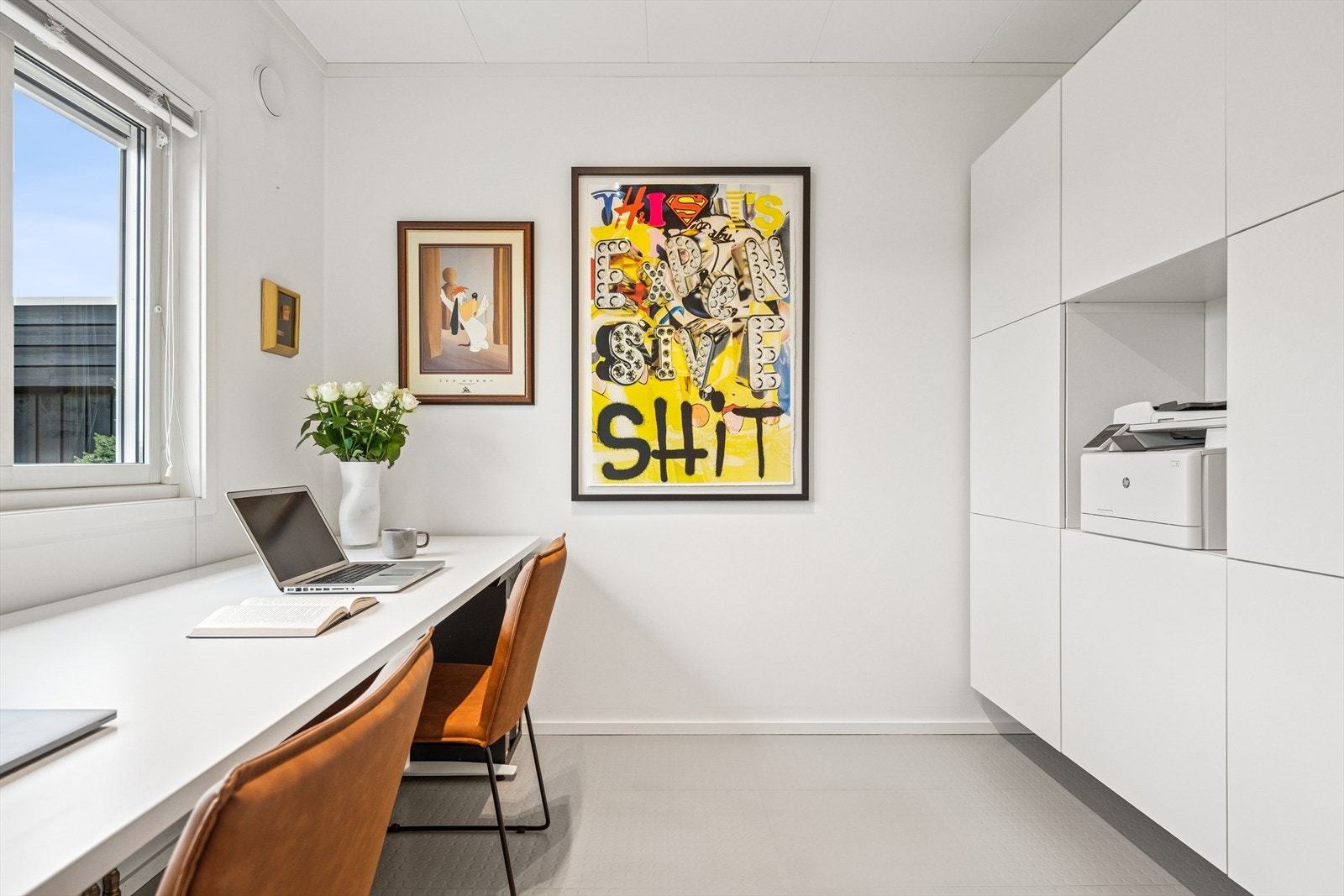 I første etasje er det eget kontor med god plass til to arbeidsstasjoner og skapinnredning. Galleribilde